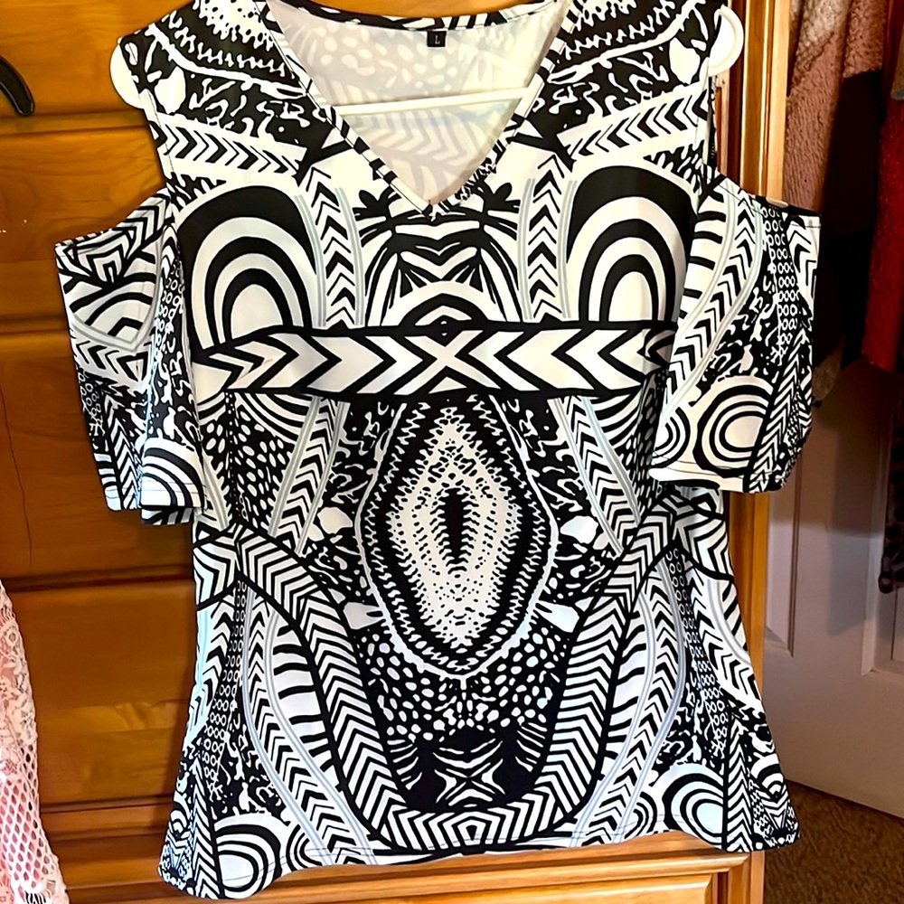 Large, black and white cold, shoulder sleeved blouse